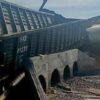 Descarrila tren en Naco y derrama 59 mil litros de químico peligroso; alertan por riesgo de gas tóxico y daño ambiental.