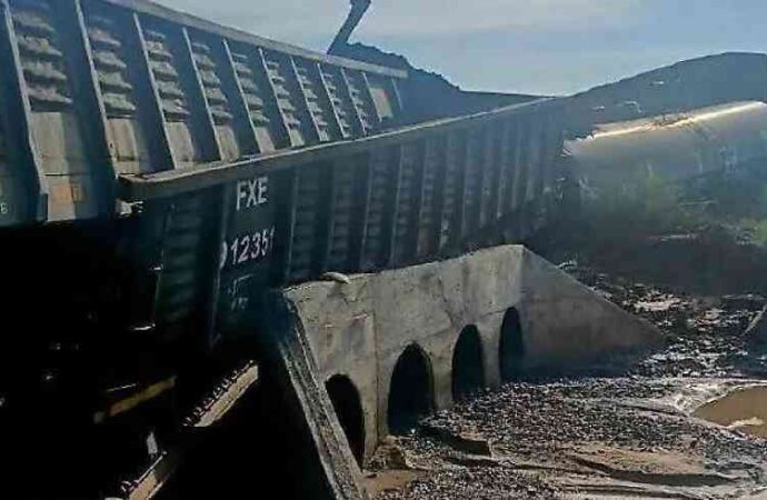 Descarrila tren en Naco y derrama 59 mil litros de químico peligroso; alertan por riesgo de gas tóxico y daño ambiental.