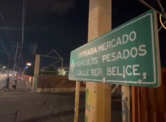 Bomberos combaten incendio en bodegas del mercado de abastos y evacúan colonias aledañas