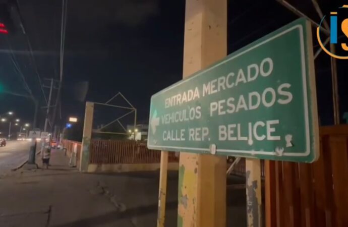 Bomberos combaten incendio en bodegas del mercado de abastos y evacúan colonias aledañas