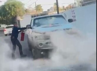 Policías sofocan incendio de vehículo en Hermosillo