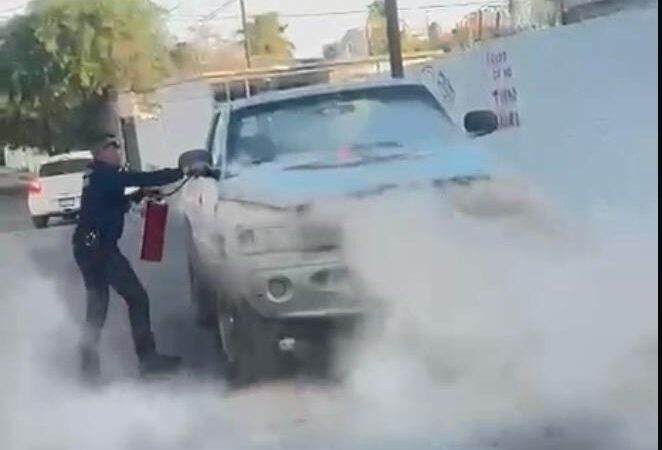 Policías sofocan incendio de vehículo en Hermosillo