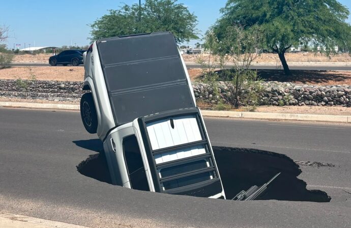 Lluvias provocan dos socavones en Hermosillo; vehículos resultan con daños