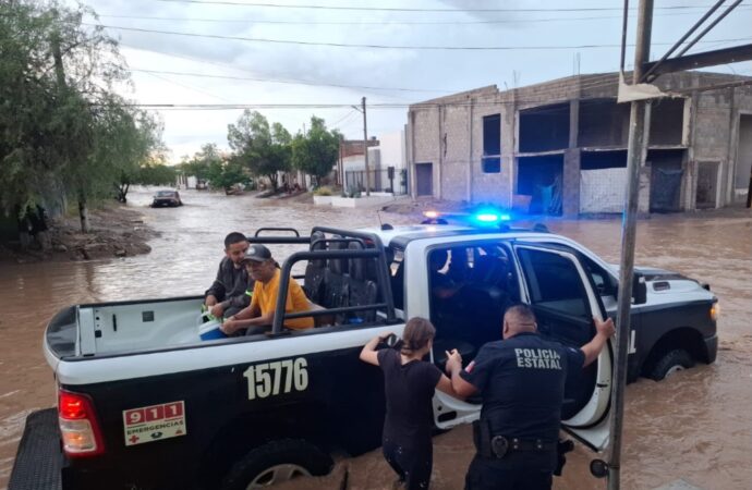 Policía Estatal brinda apoyo a la ciudadanía durante las lluvias en municipios de Sonora