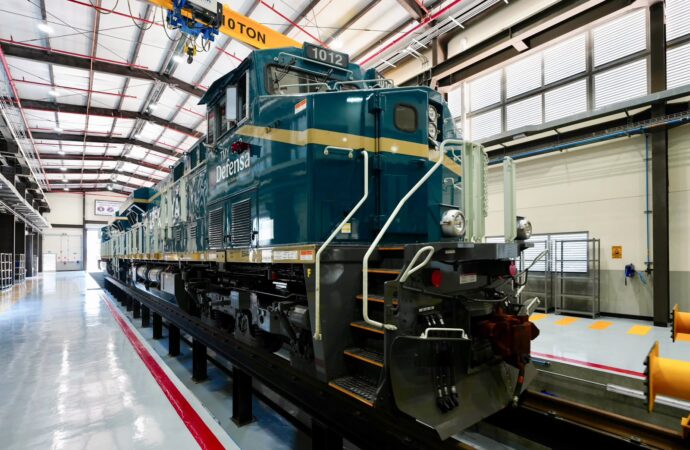 Llegan las primeras 12 locomotoras del tren Maya de carga; será inaugurado en 2027
