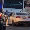 Muere hombre tras choque frontal entre camión de personal y automóvil en Guaymas
