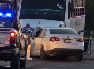 Muere hombre tras choque frontal entre camión de personal y automóvil en Guaymas