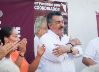 Camina Javier Lamarque la colonia Altares y escucha a las familias de Hermosillo