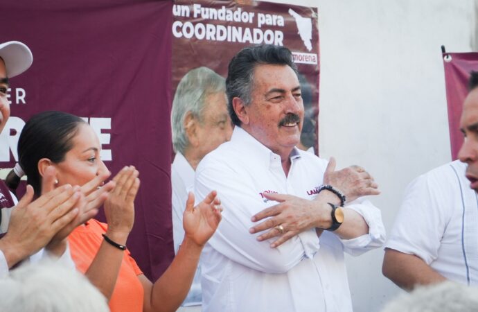 Camina Javier Lamarque la colonia Altares y escucha a las familias de Hermosillo