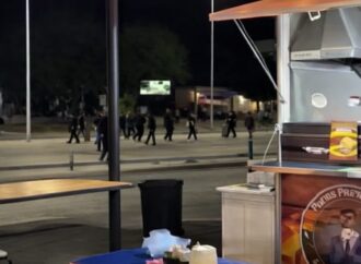 Reportan riña entre trabajadores en área de comida de plaza Satélite