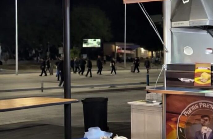 Reportan riña entre trabajadores en área de comida de plaza Satélite