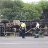 Vuelca camión de volteo cargado con grava en la salida norte de Hermosillo