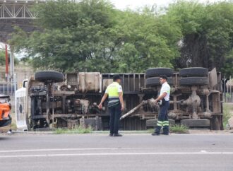 Vuelca camión de volteo cargado con grava en la salida norte de Hermosillo