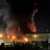 Incendio alcanza bodega de hacienda con placas y tarjetas; servicios operan con normalidad