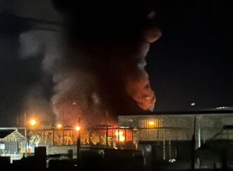 Incendio alcanza bodega de hacienda con placas y tarjetas; servicios operan con normalidad