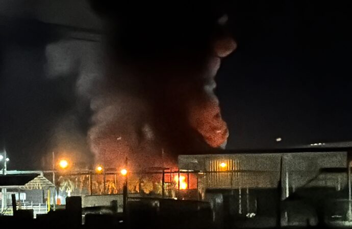 Incendio alcanza bodega de hacienda con placas y tarjetas; servicios operan con normalidad