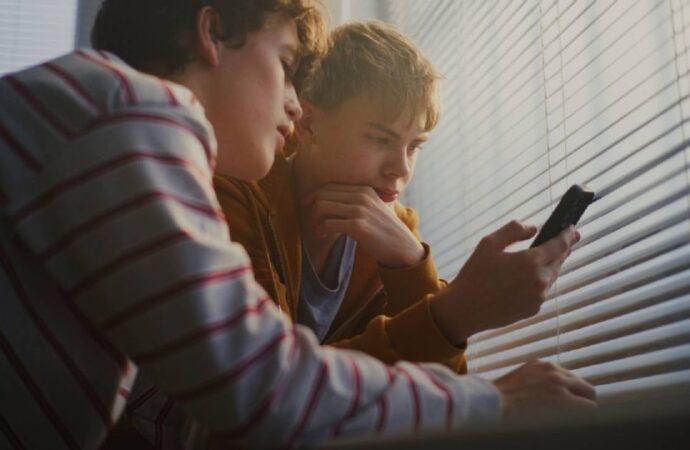 Detienen a seis adolescentes por amenazar en TikTok con un ataque a escuela en Bélgica
