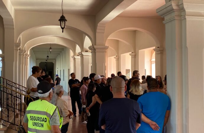 Trabajadores del SIUS toman rectoría; advierten con cerrar accesos de la UNISON