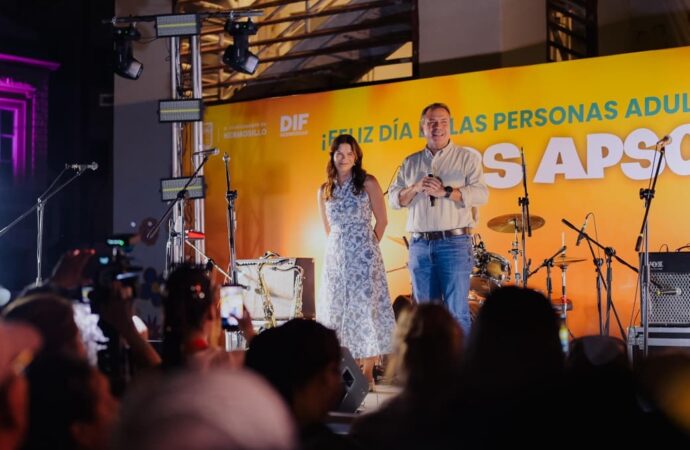 Con más de 5 mil asistentes, festejan Patty Ruibal y Toño Astiazarán a las y los adultos mayores con los apson