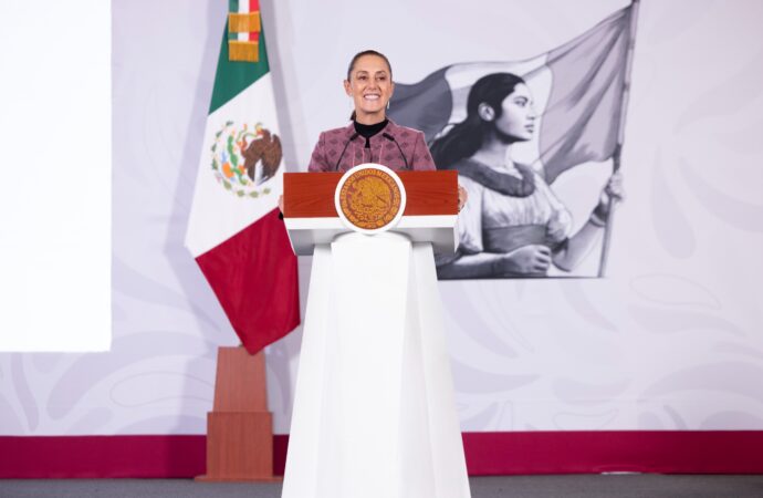 Sheinbaum busca regular uso de celulares en escuelas; consultarán a más de un millón de maestros