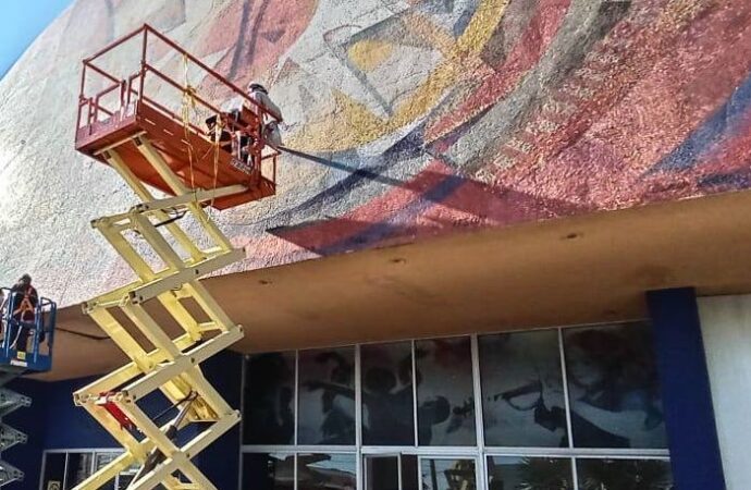 Restauran mural de Arteche y atienden daños por humedad en Teatro del ITSON