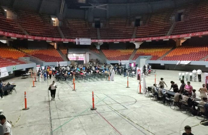 Comienza entrega de uniformes a estudiantes de hermosillo