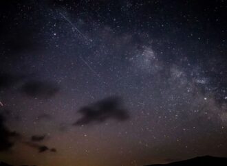 Recomiendan mirar la lluvia de estrellas fuera de la ciudad este miércoles