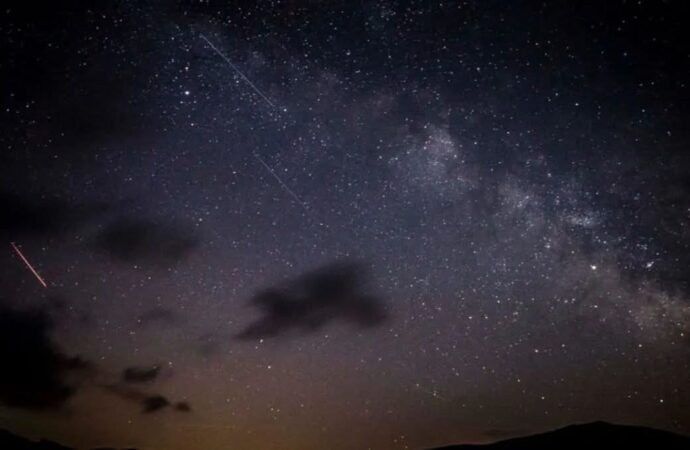 Recomiendan mirar la lluvia de estrellas fuera de la ciudad este miércoles