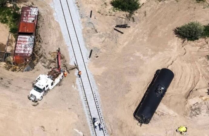 Pobladores de Naco exigen retirar vías de ferrocarril