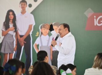 Entregan uniformes escolares gratuitos en Hermosillo