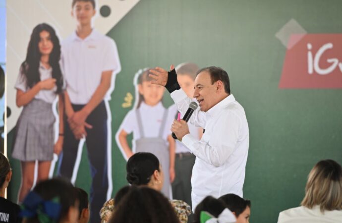Entregan uniformes escolares gratuitos en Hermosillo