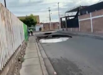 Cae hombre a socavón en Hermosillo; resulta ileso tras ser rescatado