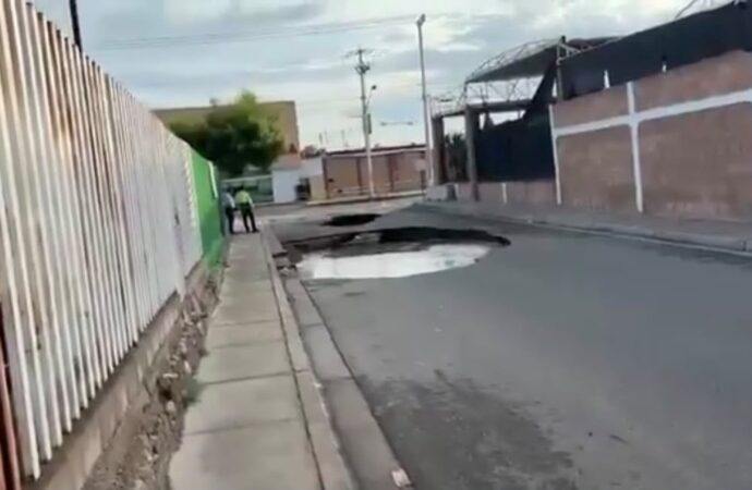 Cae hombre a socavón en Hermosillo; resulta ileso tras ser rescatado
