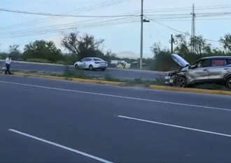 Mujer resulta lesionada tras choque y volcadura en la salida norte de Hermosillo