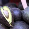 Productores de California piden limitar importaciones de aguacate mexicano durante su temporada de cosecha 