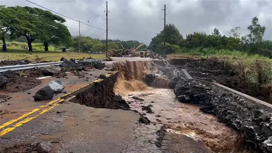 Hawái enfrenta inundaciones, deslaves y daños tras el paso de la tormenta Lala