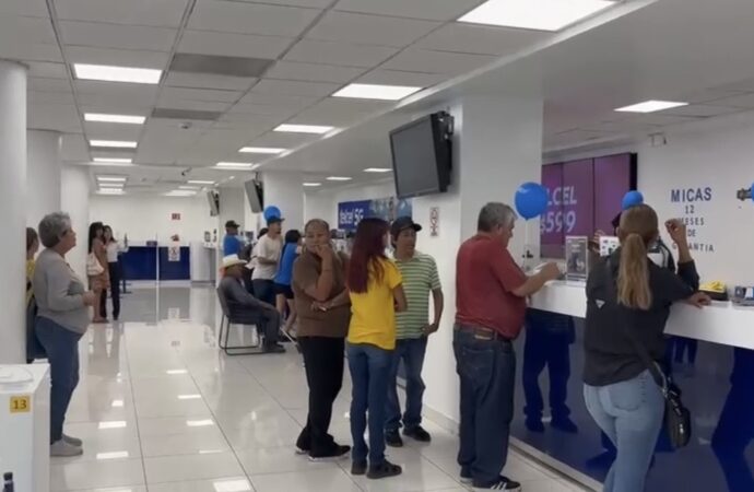 Registran en Sonora largas filas por cancelación de líneas