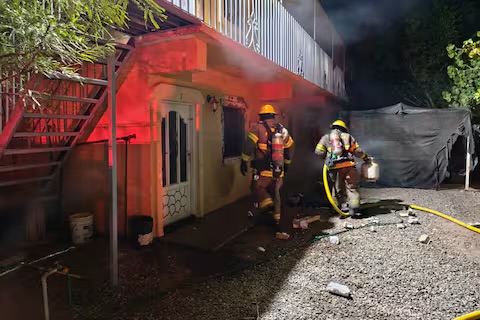 Rescatan con vida a hombre tras explosión por fuga de gas en Hermosillo