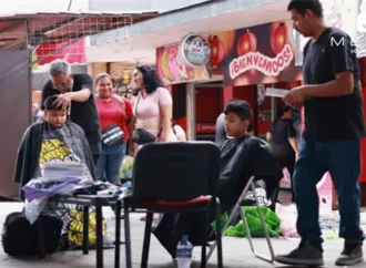 Realizan cortes de cabello gratis y reúnen útiles escolares en Mercado Municipal de Hermosillo