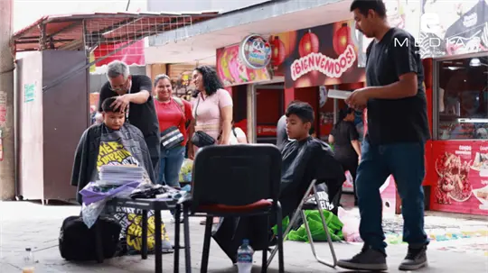 Realizan cortes de cabello gratis y reúnen útiles escolares en Mercado Municipal de Hermosillo