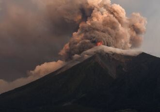 Evacúan comunidades en Guatemala tras intensificarse la actividad del Volcán de Fuego