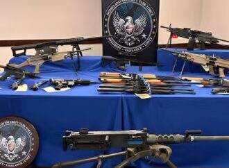 Desmantelan en Arizona red de tráfico de armas hacia México; hay 28 acusados y más de 100 armas decomisadas