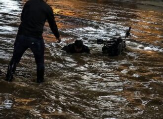 Motociclista es rescatado tras ser arrastrado por un arroyo durante lluvias en Nogales