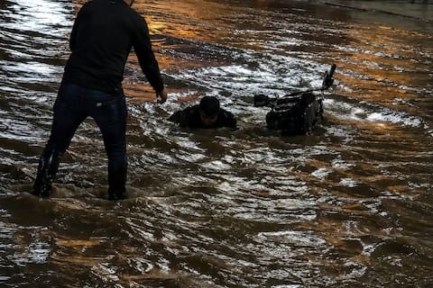 Motociclista es rescatado tras ser arrastrado por un arroyo durante lluvias en Nogales