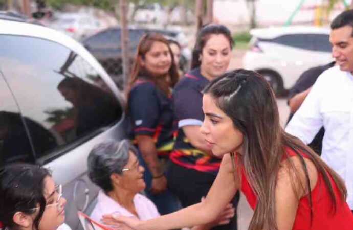 Diana Karina Barreras y Froylán Gámez recorren colonias de Hermosillo para informar sobre programas sociales