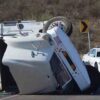 Vuelca tráiler cargado con sandías en la Ímuris-Cananea