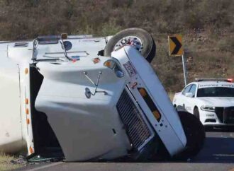 Vuelca tráiler cargado con sandías en la Ímuris-Cananea