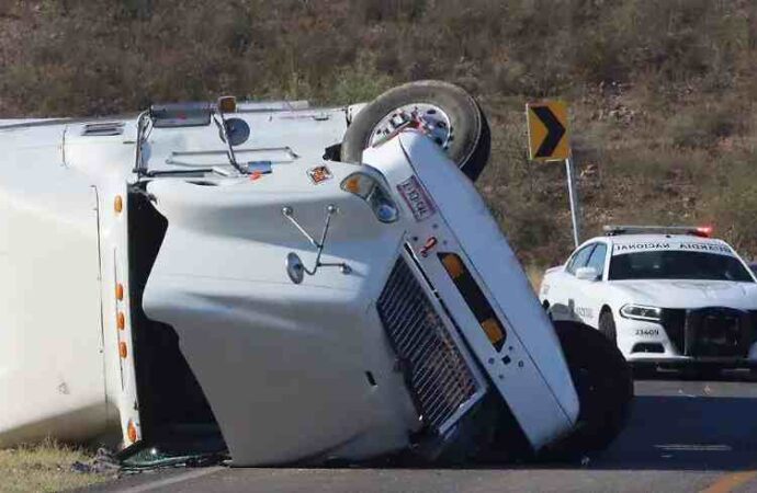 Vuelca tráiler cargado con sandías en la Ímuris-Cananea