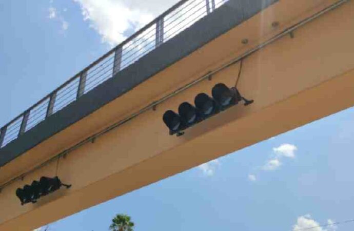 Sin funcionar el semáforo del puente peatonal de la UNISON