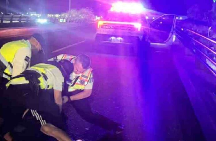 Policías auxilian a hombre que intentaba lanzarse de un puente en Hermosillo
